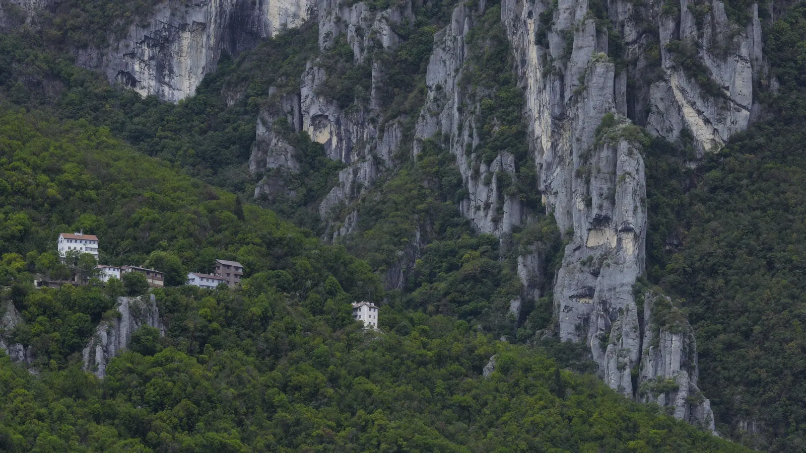 Falaises calcaires et collines boisées dominant la ville de Besançon